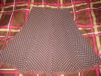 falda marron con lunares blancos