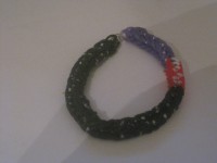 pulsera gomas negra roja y lila