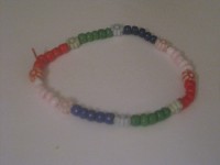 pulsera de cuentas y flores